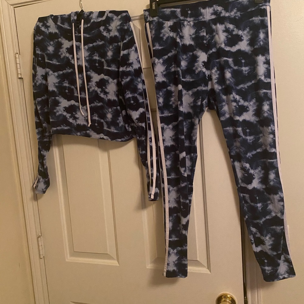 Two piece set - Picture 2 of 2